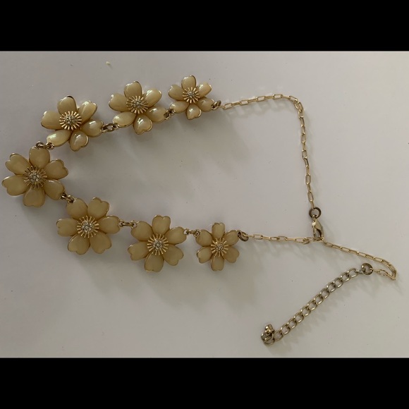 Flowers with Center Gold Pistil Style Ovary Round Clear Quartz Crystal Necklace - Picture 6 of 10